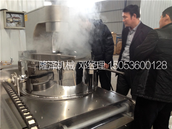 河北張家口客戶(hù)來(lái)隆澤機械考察電磁爆米花機