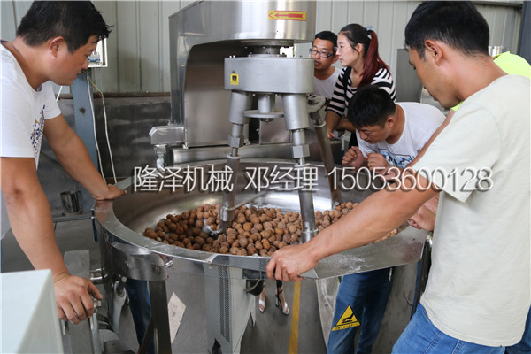 西安客戶參觀隆澤機械椒鹽核桃設備生產現場并試機(附圖)