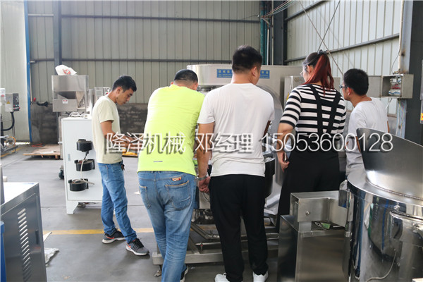 西安客戶參觀隆澤機械椒鹽核桃設備生產現場并試機(附圖)
