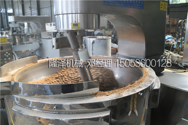 河北邯鄲客戶到廠試機LZ-1000B電磁炒藥機現場簽訂合同(試機現場)